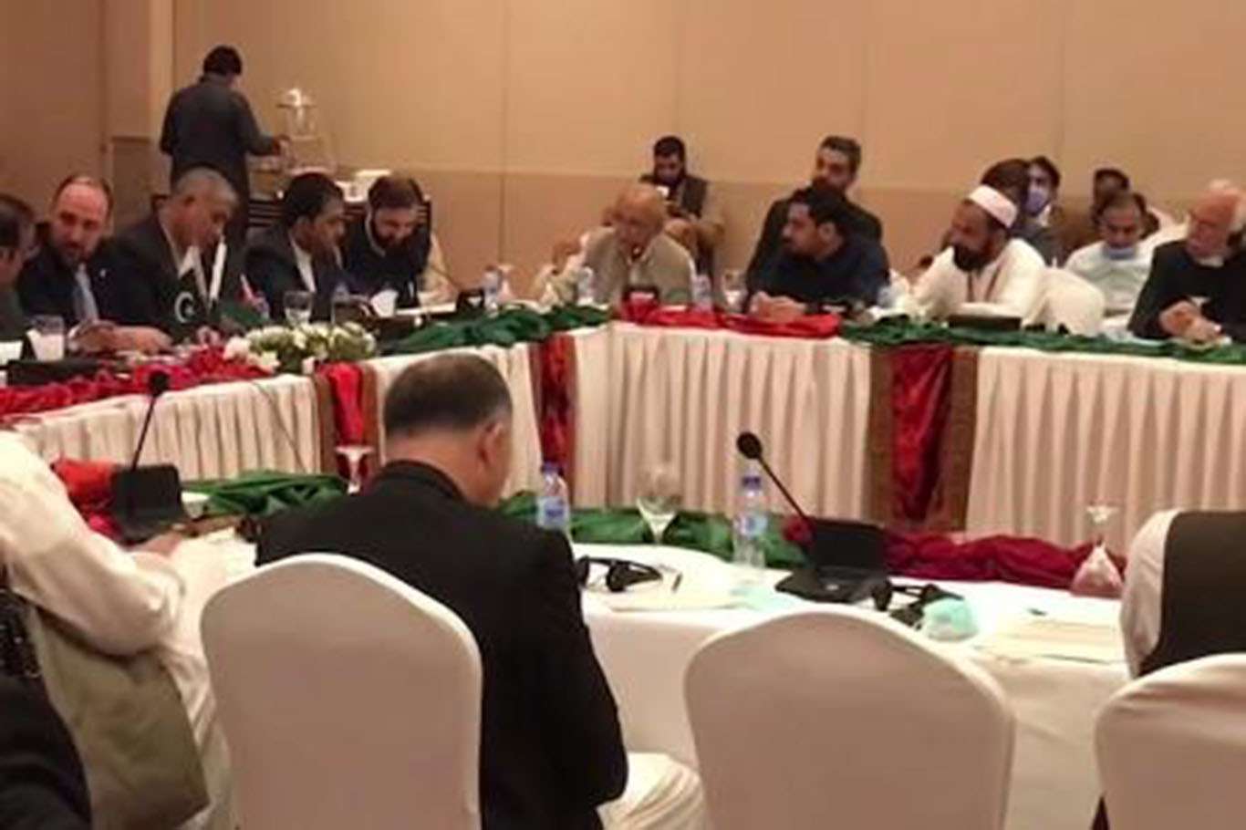 Afgan ve Pakistanlı yetkililer, ticaret sorunlarını çözmeyi kabul etti